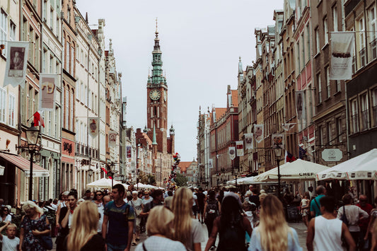 SAFE TRAVELS: STAYING AWARE & AVOIDING PICKPOCKETS